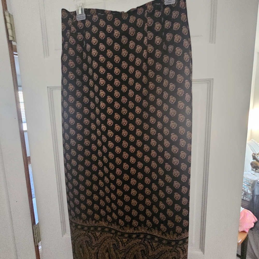 Elegant Black and Gold Patterned Skirt